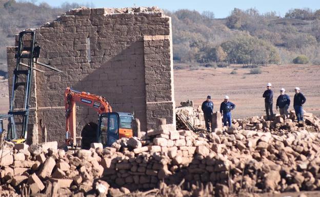 Trabajos de retirada de las piedras de los restos de la iglesia de Cenera de Zalima. 