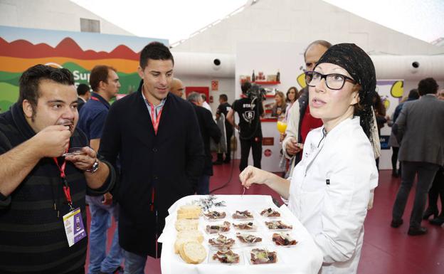 La cocinera palentina Erika Sánchez ofrece tapas con productos de Alimentos de Palencia.