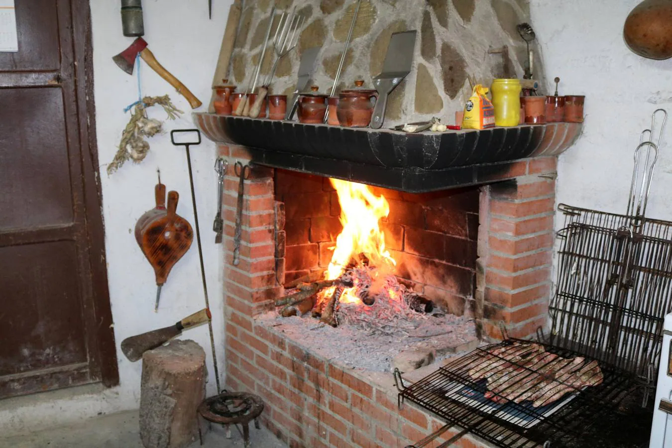 En plena preparación de los caldos, algunos vecinos han abierto las puertas de sus bodegas para que los visitantes puedan conocer esta arquitectura hipogea, tan característica en el Cerrato