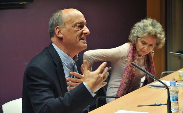 Gustavo Martín Garzo, junto a Marina Mayoral en la Casa Revilla. 
