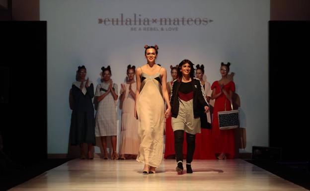 La diseñadora Eulalia Mateos saluda tras presentar su colección en la pasarela burgalesa. 