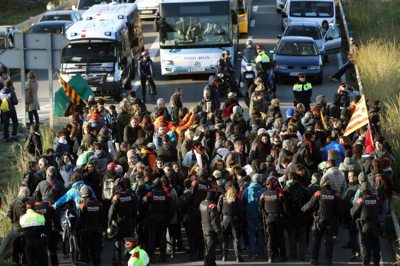 Los piquetes provocan cortes en una treintena de carreteras catalanas 