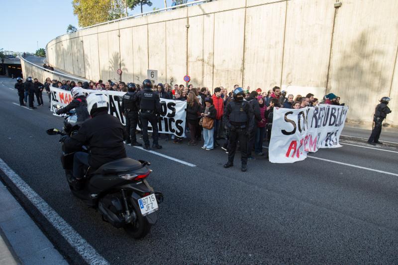 Los piquetes provocan cortes en una treintena de carreteras catalanas 