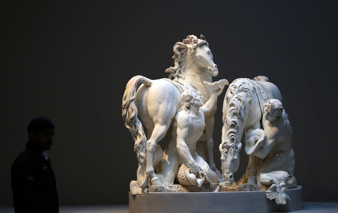 Una década después del lanzamiento del proyecto, el primer museo global en el mundo árabe, fue inaugurado ayer | En sus 6.400 metros cuadrados se exponen obras de trece galerías francesas y la colección de los Emiratos