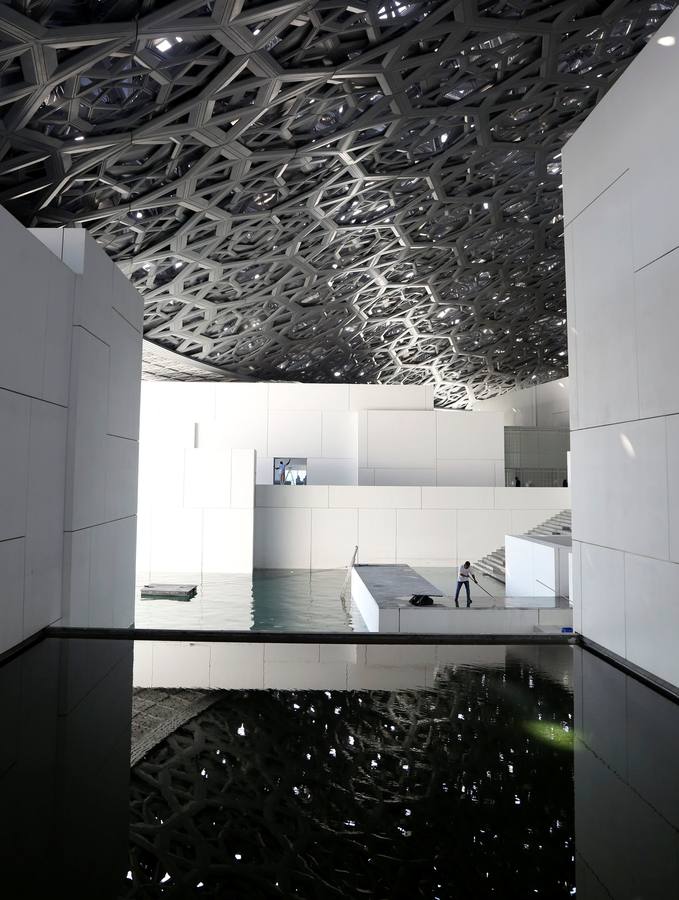 Una década después del lanzamiento del proyecto, el primer museo global en el mundo árabe, fue inaugurado ayer | En sus 6.400 metros cuadrados se exponen obras de trece galerías francesas y la colección de los Emiratos