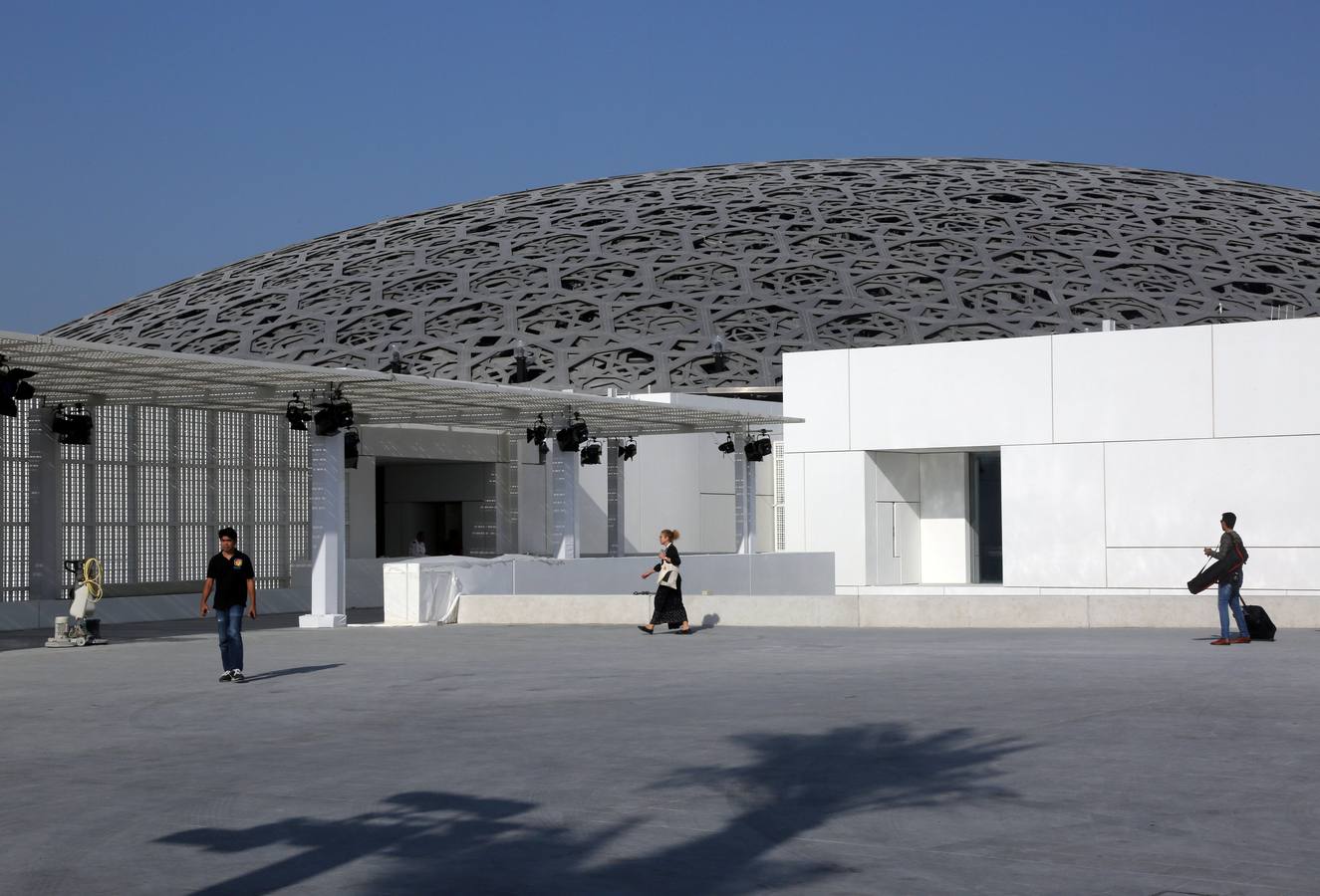 Una década después del lanzamiento del proyecto, el primer museo global en el mundo árabe, fue inaugurado ayer | En sus 6.400 metros cuadrados se exponen obras de trece galerías francesas y la colección de los Emiratos