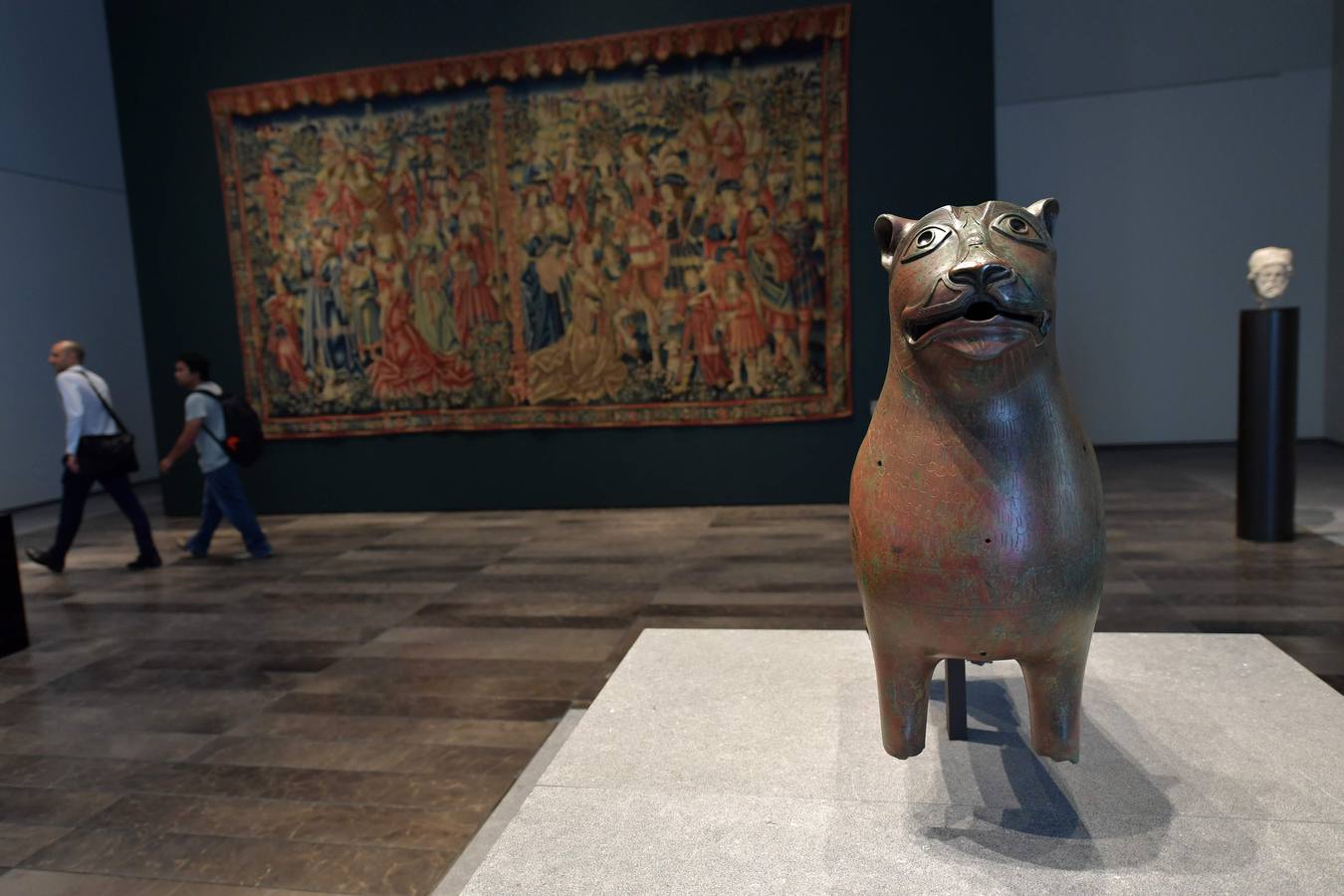 Una década después del lanzamiento del proyecto, el primer museo global en el mundo árabe, fue inaugurado ayer | En sus 6.400 metros cuadrados se exponen obras de trece galerías francesas y la colección de los Emiratos