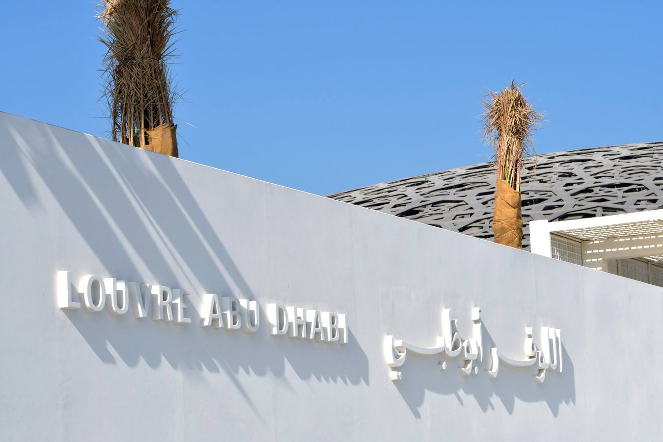 Una década después del lanzamiento del proyecto, el primer museo global en el mundo árabe, fue inaugurado ayer | En sus 6.400 metros cuadrados se exponen obras de trece galerías francesas y la colección de los Emiratos