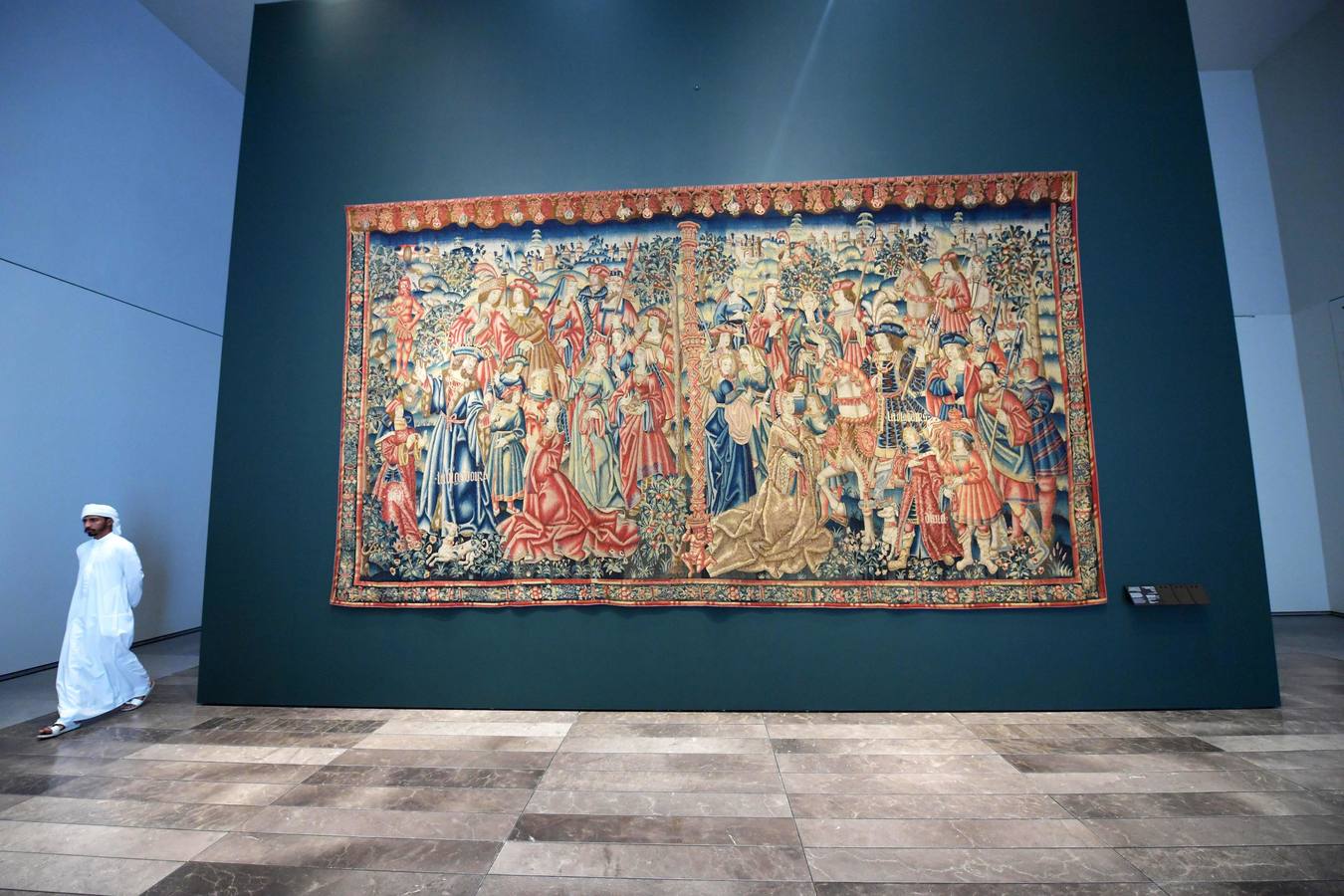 Una década después del lanzamiento del proyecto, el primer museo global en el mundo árabe, fue inaugurado ayer | En sus 6.400 metros cuadrados se exponen obras de trece galerías francesas y la colección de los Emiratos