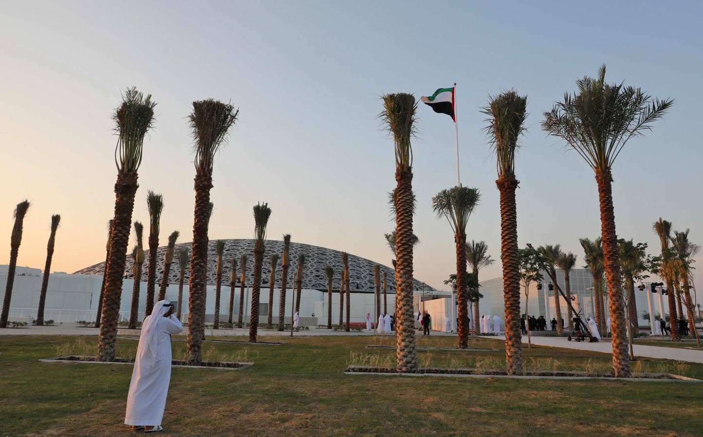 Una década después del lanzamiento del proyecto, el primer museo global en el mundo árabe, fue inaugurado ayer | En sus 6.400 metros cuadrados se exponen obras de trece galerías francesas y la colección de los Emiratos