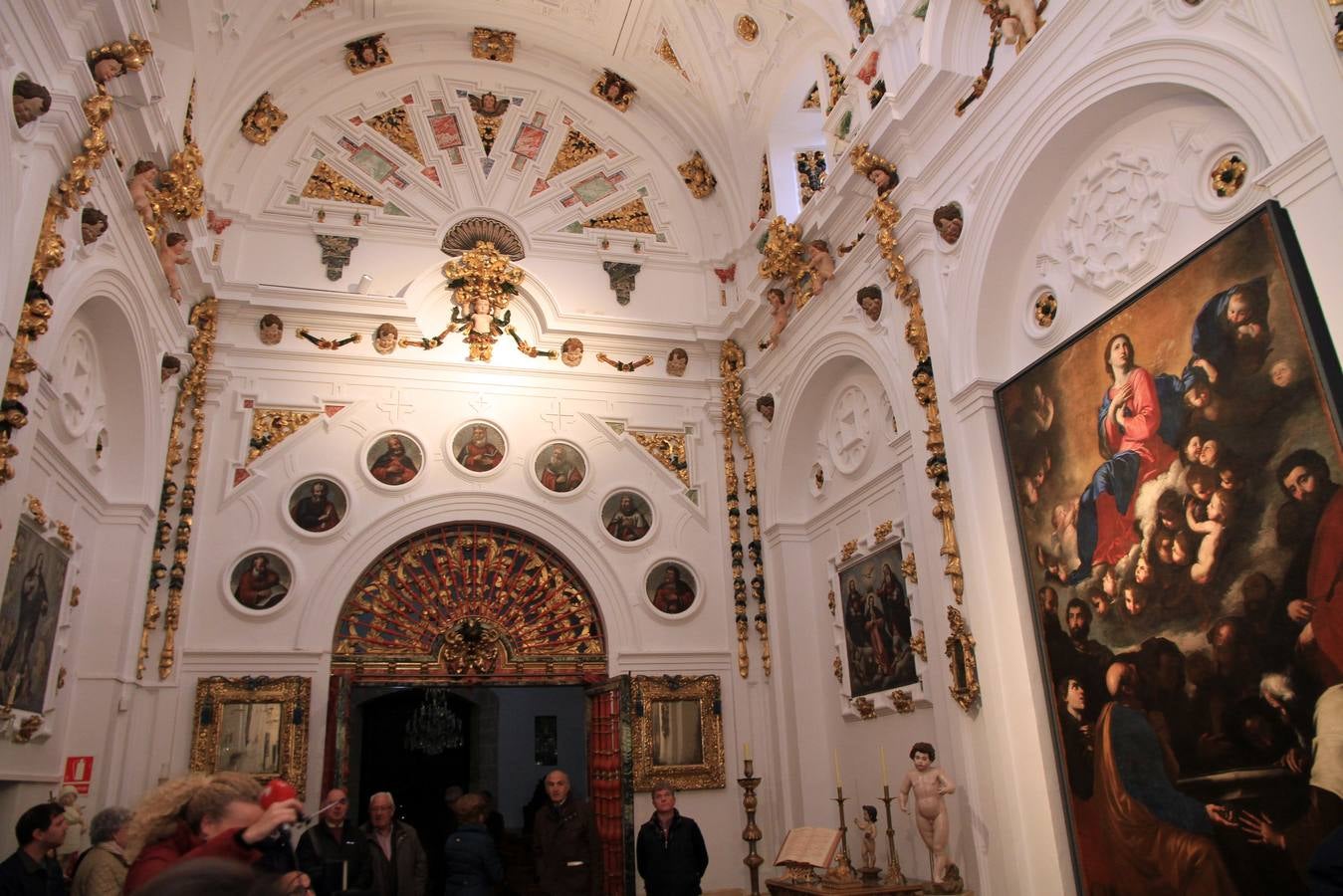 Con una inversión aproximada de 70.000 euros, las intervenciones han consistido en la reparación de los problemas de humedades y de grietas de un espacio en el que también figuran diferentes lienzos sobre la vida de la Virgen María, que también han sido rehabilitados 