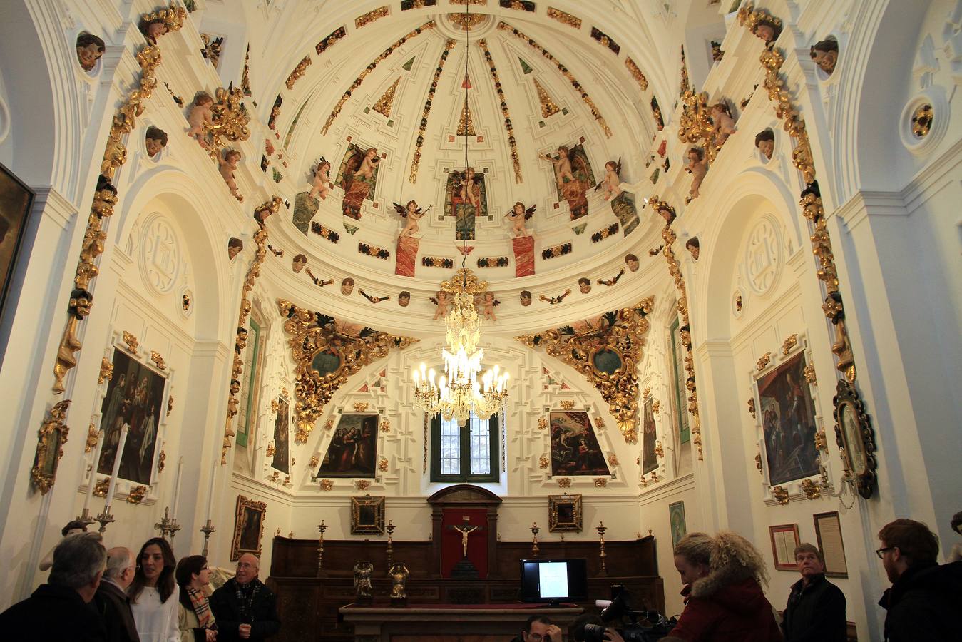 Con una inversión aproximada de 70.000 euros, las intervenciones han consistido en la reparación de los problemas de humedades y de grietas de un espacio en el que también figuran diferentes lienzos sobre la vida de la Virgen María, que también han sido rehabilitados 