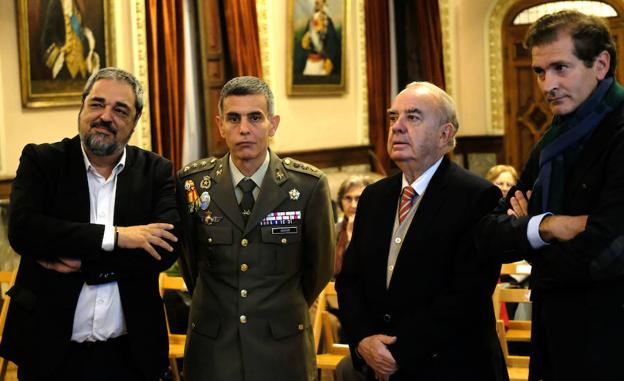 Carlos Aganzo, el coronel Aguado, José Varela y Fernando Conde, antes de dar comienzo a la conferencia. 