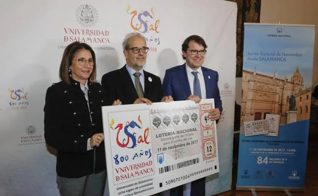 Inmaculada García, Daniel Hernández Ruipérez y AlfonsoFernández Mañueco muestran el décimo con el logotipo del VIII Centenario. 