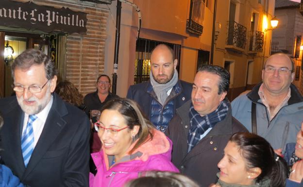 Mariano Rajoy y Vidal Galicia a la salida del restaurante. F. G. MURIEL