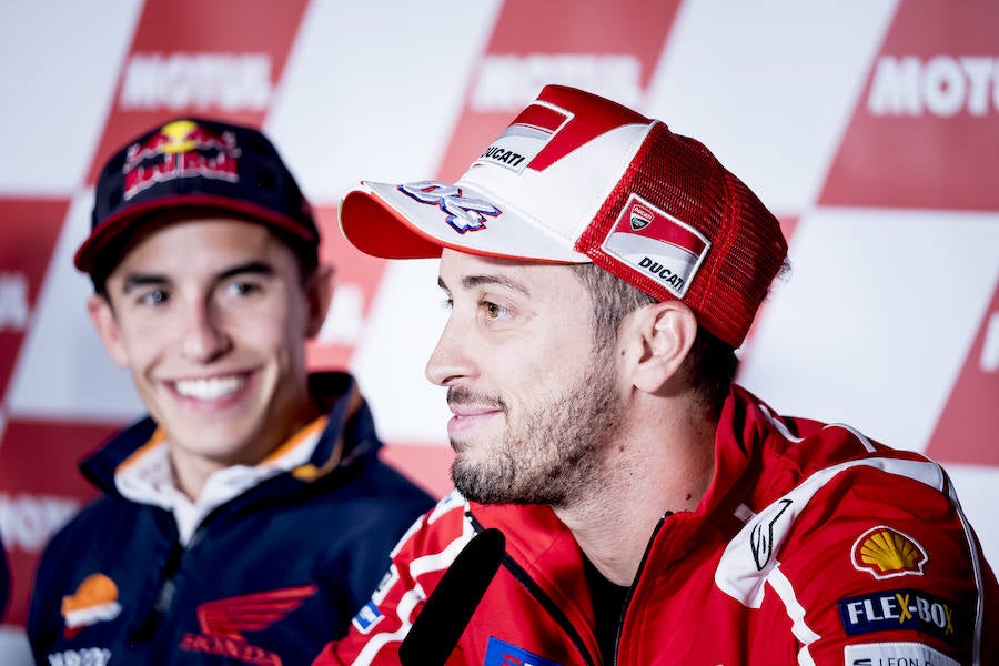 El piloto italiano de MotoGP Andrea Dovizioso, al lado del español Marc Márquez.