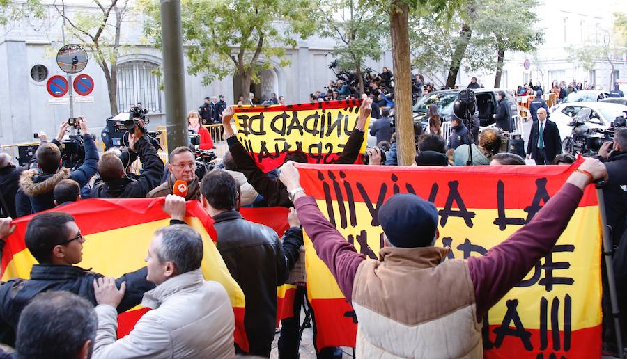 La presidenta del Parlament de Cataluña y los cinco miembros de la Mesa del Parlament que facilitaron con sus votos la tramitación de las leyes independentistas han llegado pasadas las nueve de la mañana 