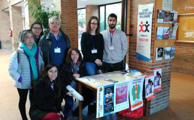 Los voluntarios de una de las mesas del campus de Salamanca.