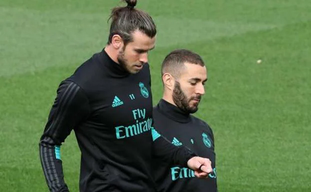 Gareth Bale, entrenando junto a Benzema. 