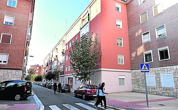 Los números 2 y 6 de la calle Esteban Daza, acogidos a la línea de ayudas, muestran ya el cambio de cara de los bloques del Cuatro de Marzo.