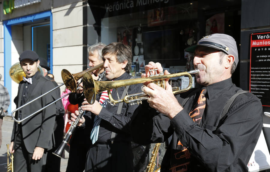 Pasacalle de la Pixie Dixie Band por las calle del centro de la ciudad