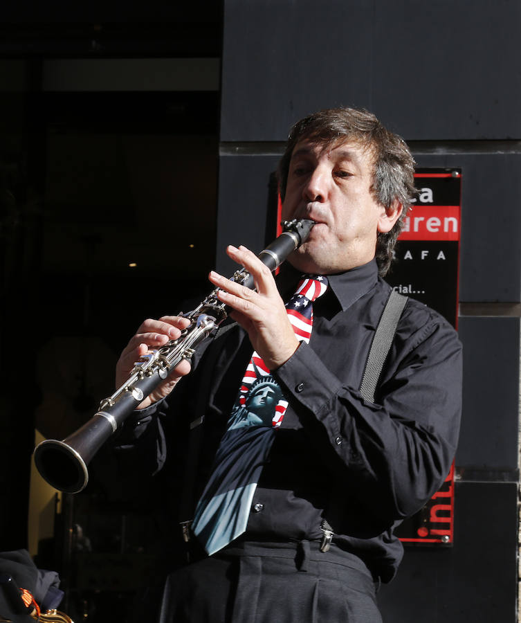 Pasacalle de la Pixie Dixie Band por las calle del centro de la ciudad