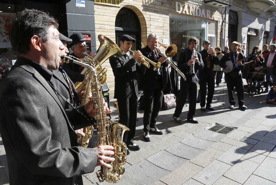 Pasacalle de la Pixie Dixie Band por las calle del centro de la ciudad