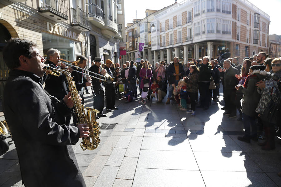 Pasacalle de la Pixie Dixie Band por las calle del centro de la ciudad