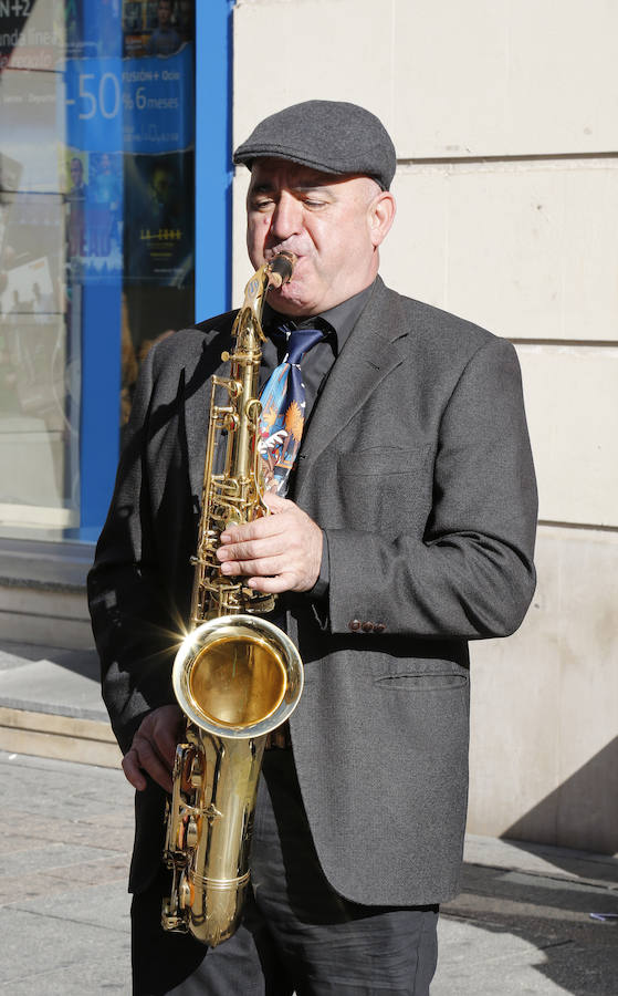 Pasacalle de la Pixie Dixie Band por las calle del centro de la ciudad