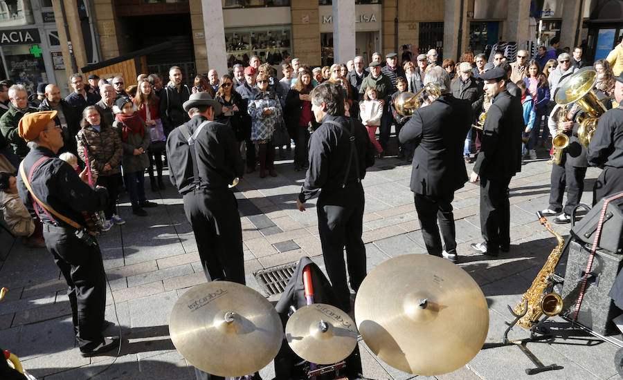 Pasacalle de la Pixie Dixie Band por las calle del centro de la ciudad