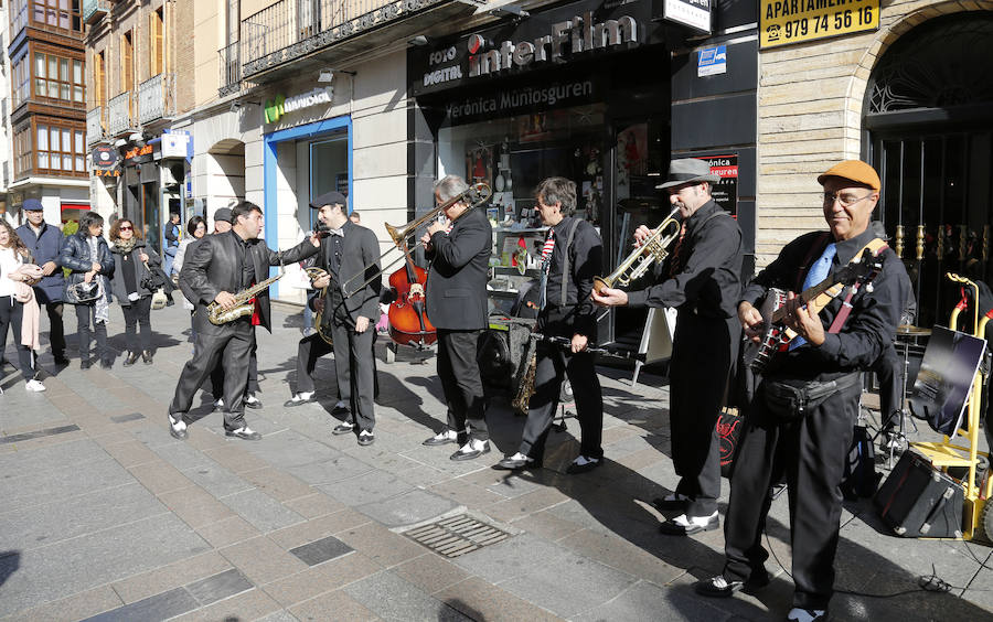 Pasacalle de la Pixie Dixie Band por las calle del centro de la ciudad