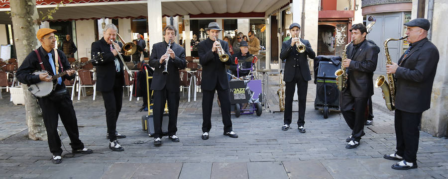 Pasacalle de la Pixie Dixie Band por las calle del centro de la ciudad