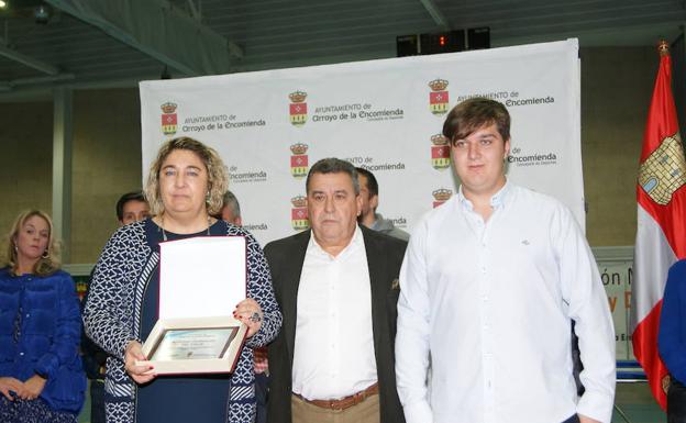 La esposa e hijo de Toño Garnacho, Ana Solana y Juan Garnacho, recogieron la placa en reconocimiento de manos del alcalde de Arroyo, José Manuel Barrio.