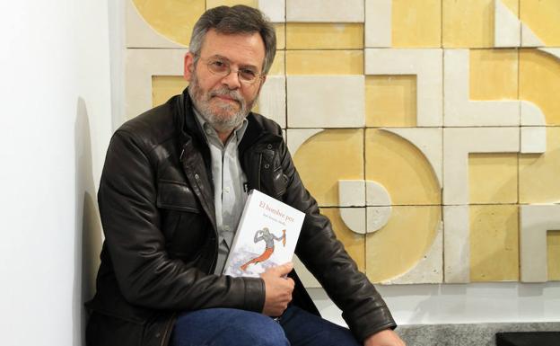 José Antonio Abella posa en la Casa de la Lectura con su libro antes de la presentación. 