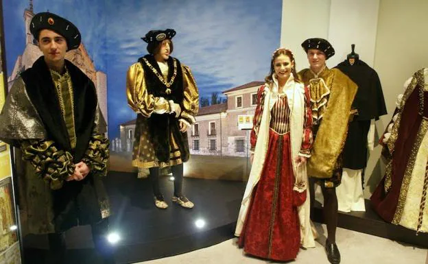 Actores que representan a Carlos, Leonor y Fernando, con una figura del futuro emperador. 