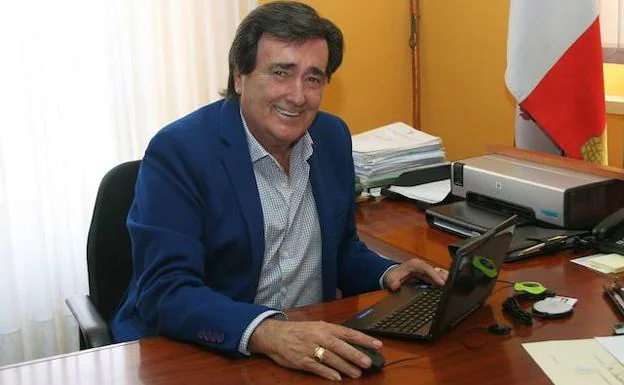 Jesús García, alcalde de Cuéllar, en su despacho.