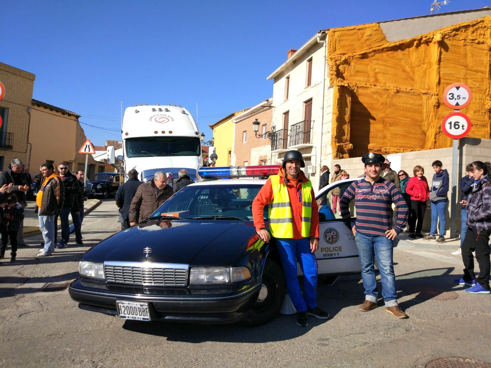 202 vehículos (entre los que se encontraban algunos llamativos tractores y camiones) procedentes de diversos puntos de España, participaron en este exitoso atractivo en las fiestas de San Martín