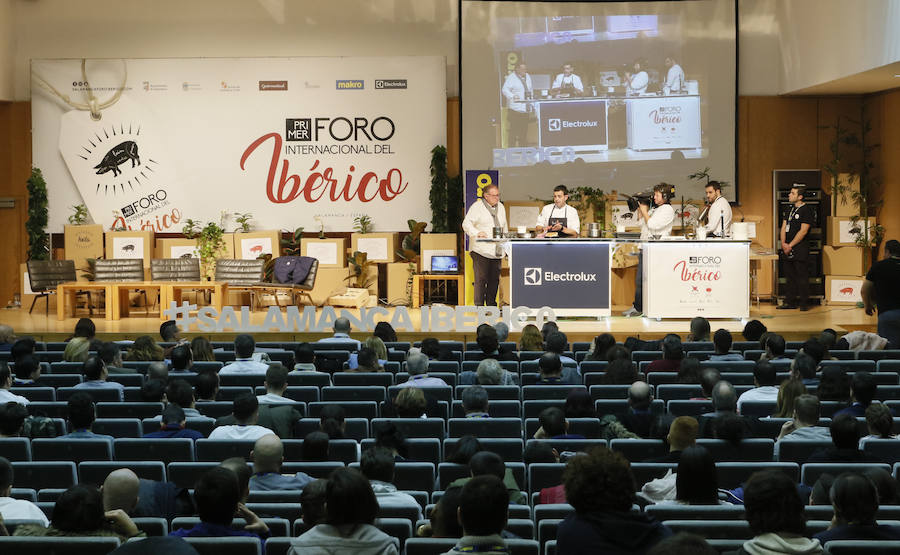 La consejera de Cultura de la Junta, Josefa García Cirac, inaugura el encuentro en el Palacio de Congresos, que cuenta con la presencia de 13 estrellas Michelin 