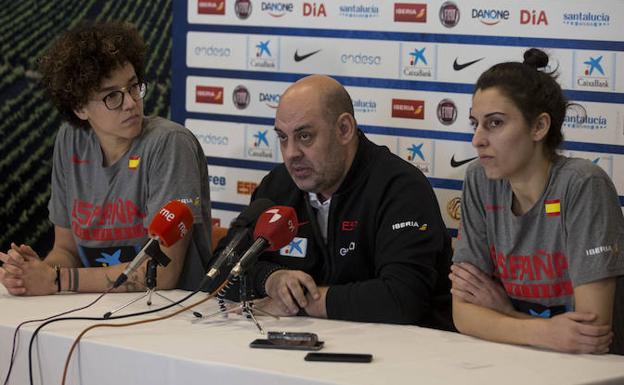 Laura Nicholls, Lucas Mondelo y Alba Torrens, en la rueda de prensa en el Hotel Vinci Frontaura. l