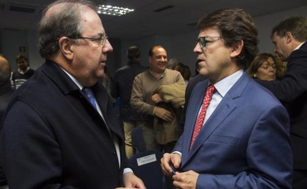 Juan Vicente Herrera y Alfonso Fernández Mañueco, tras su intervención en la junta directiva del PP de Castilla y León. 