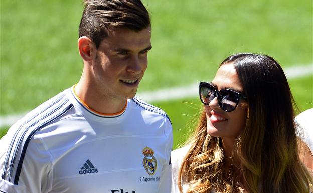Gareth Bale junto a su prometida Emma Rhys-Jones. 
