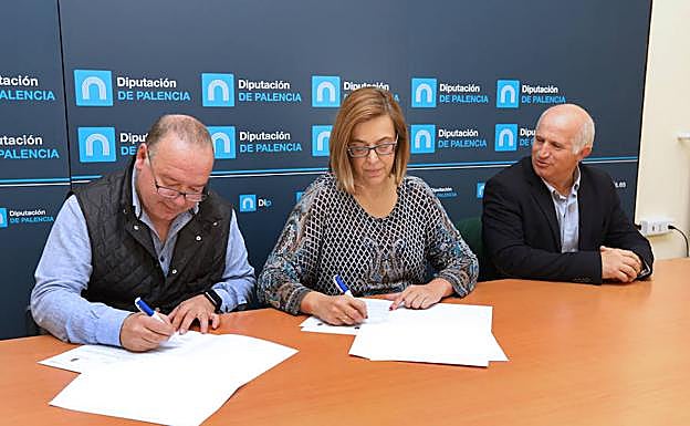 Javier Calderón y Ángeles Armisén firman el convenio, en presencia de Urbano Alonso.