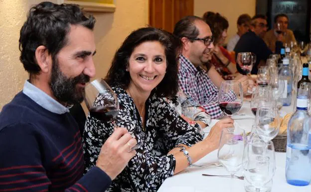 Participantes en la presentación de Bodega Quinta Carmela en el Restaurante Maribel. 