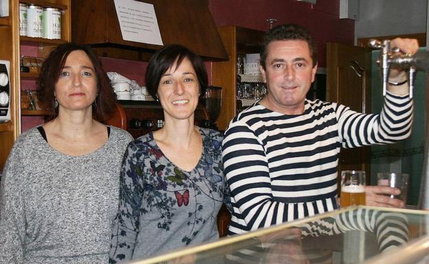 Silvia Garañeda, en el centro, responsable del bar La Cañada.