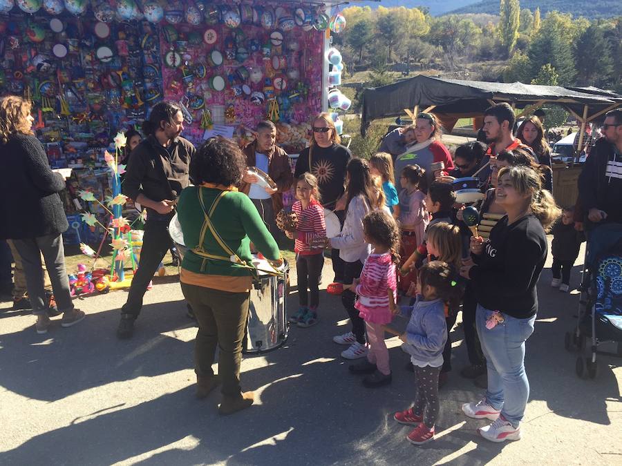 Imagen secundaria 2 - Arriba, un grupo de vecinos de Navafría en la inauguración de la plaza. Caballos en la feria celebrada en el municipio, y niños en la batukada.