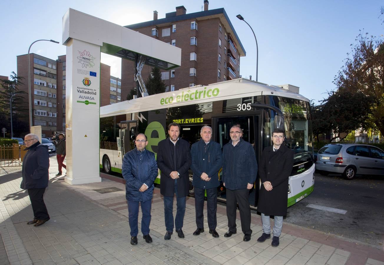 El alcalde ha presentado la infraestructura de recarga ultrarrápida de las baterías de los cinco autobuses híbridos, mediante pantógrafos invertidos ubicados en los extremos de la línea 7