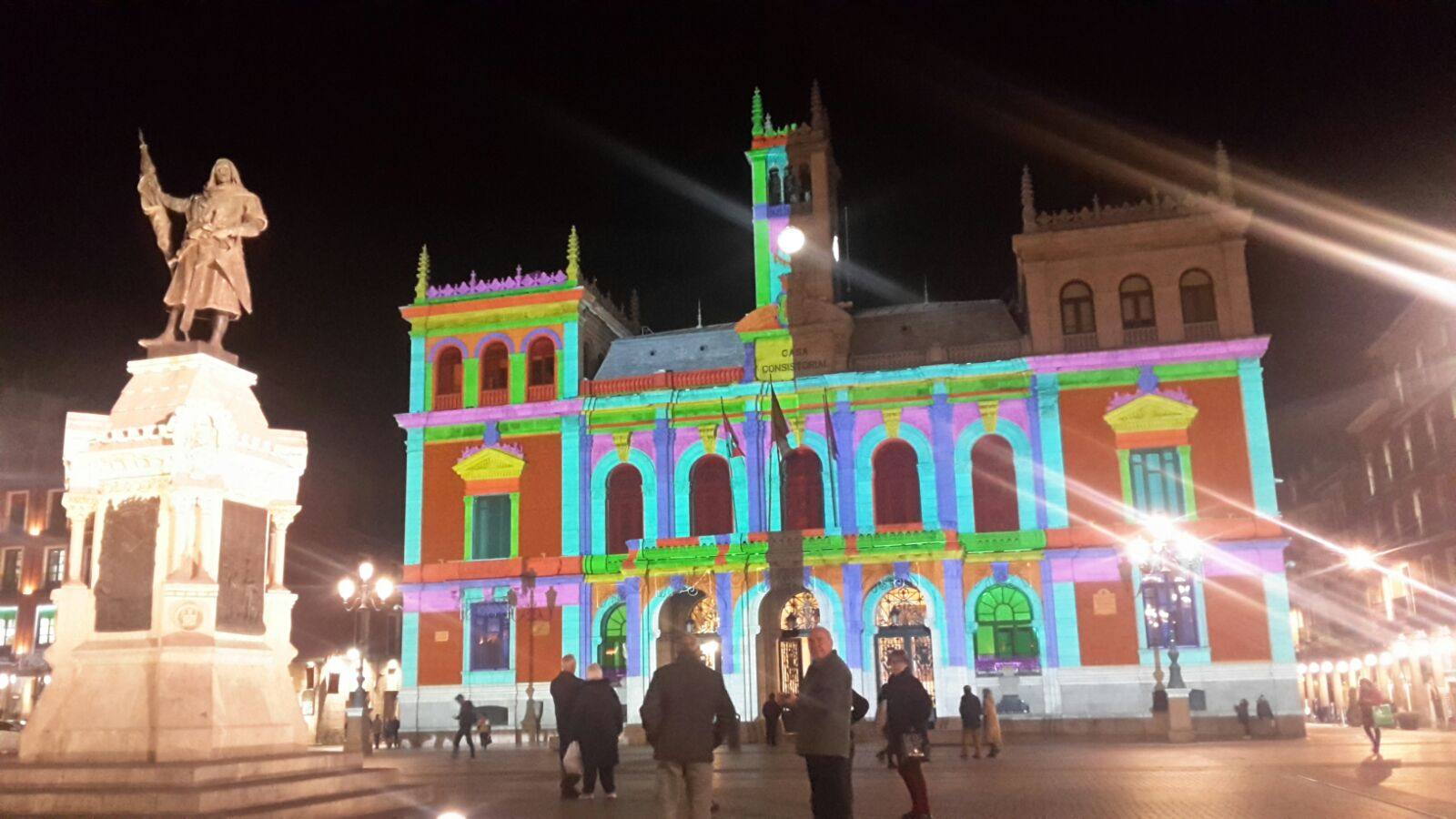 Las proyecciones sobre la fachada del Ayuntamiento se enmarcan dentro de la campaña navideña que ambientará la Plaza Mayor