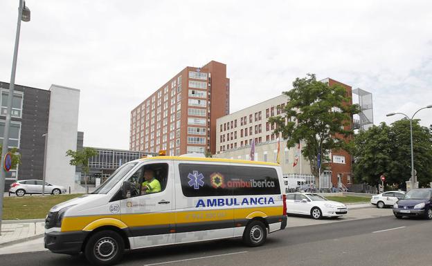 Una ambulancia, junto al hospital Río Carrión. 