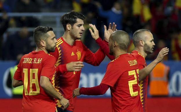 La selección española celebra un tanto.