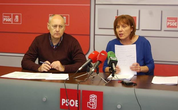 Jesús Guerrero y Consolación Pablos, en la sede del PSOE.